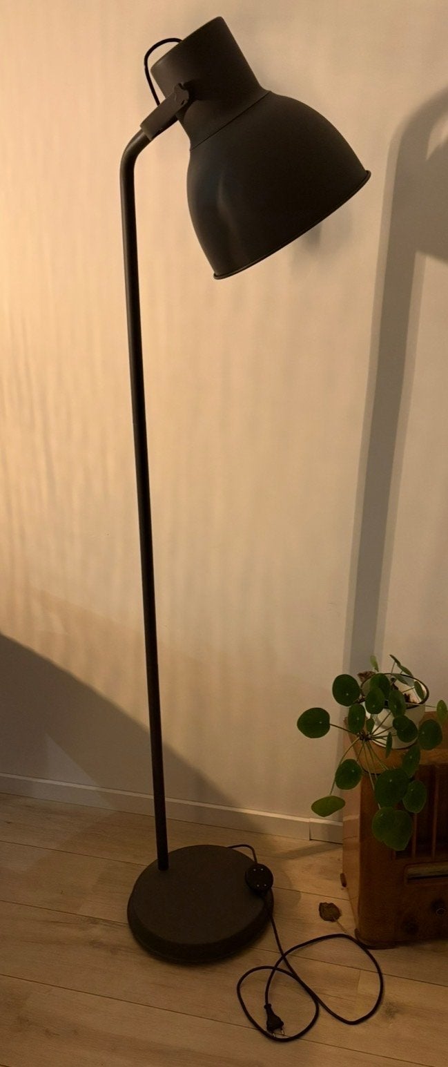 IKEA Grijze Staande Lamp - Modern Design, Huis en Inrichting, Lampen | Vloerlampen, Ophalen, Gebruikt, E27 (groot), Metaal