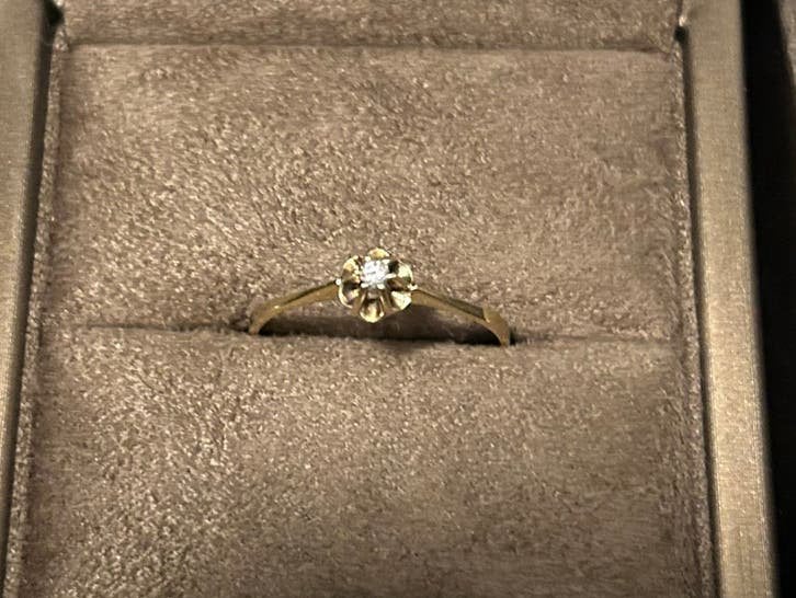 14 karaat gouden ring met diamantje, Ophalen of Verzenden, Zo goed als nieuw, 17 tot 18, Met edelsteen