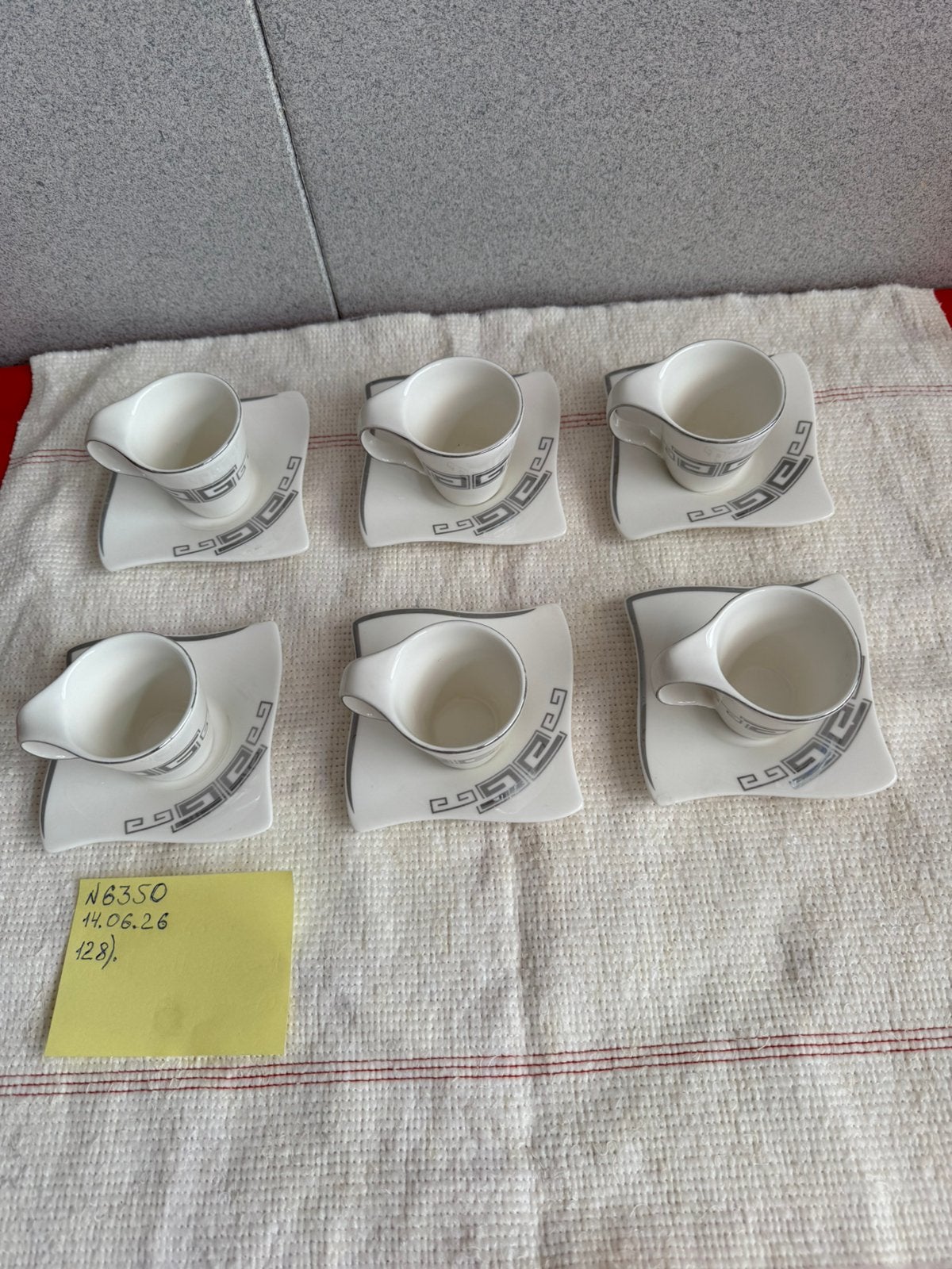 A set of porcelain cups and saucers made by Vicalina.12items, Ophalen of Verzenden, Zo goed als nieuw, Overige stijlen, Kop(pen) en/of Schotel(s)