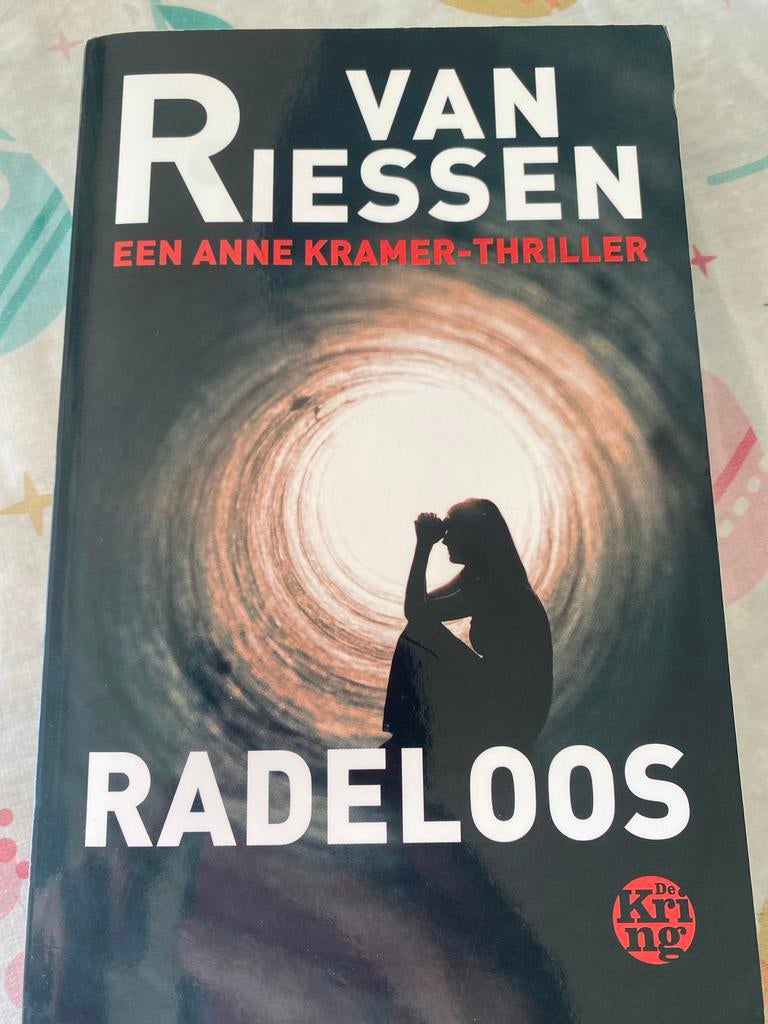 Radeloos - Joop van Riessen, Boeken, Thrillers, Gelezen, Nederland, Ophalen of Verzenden