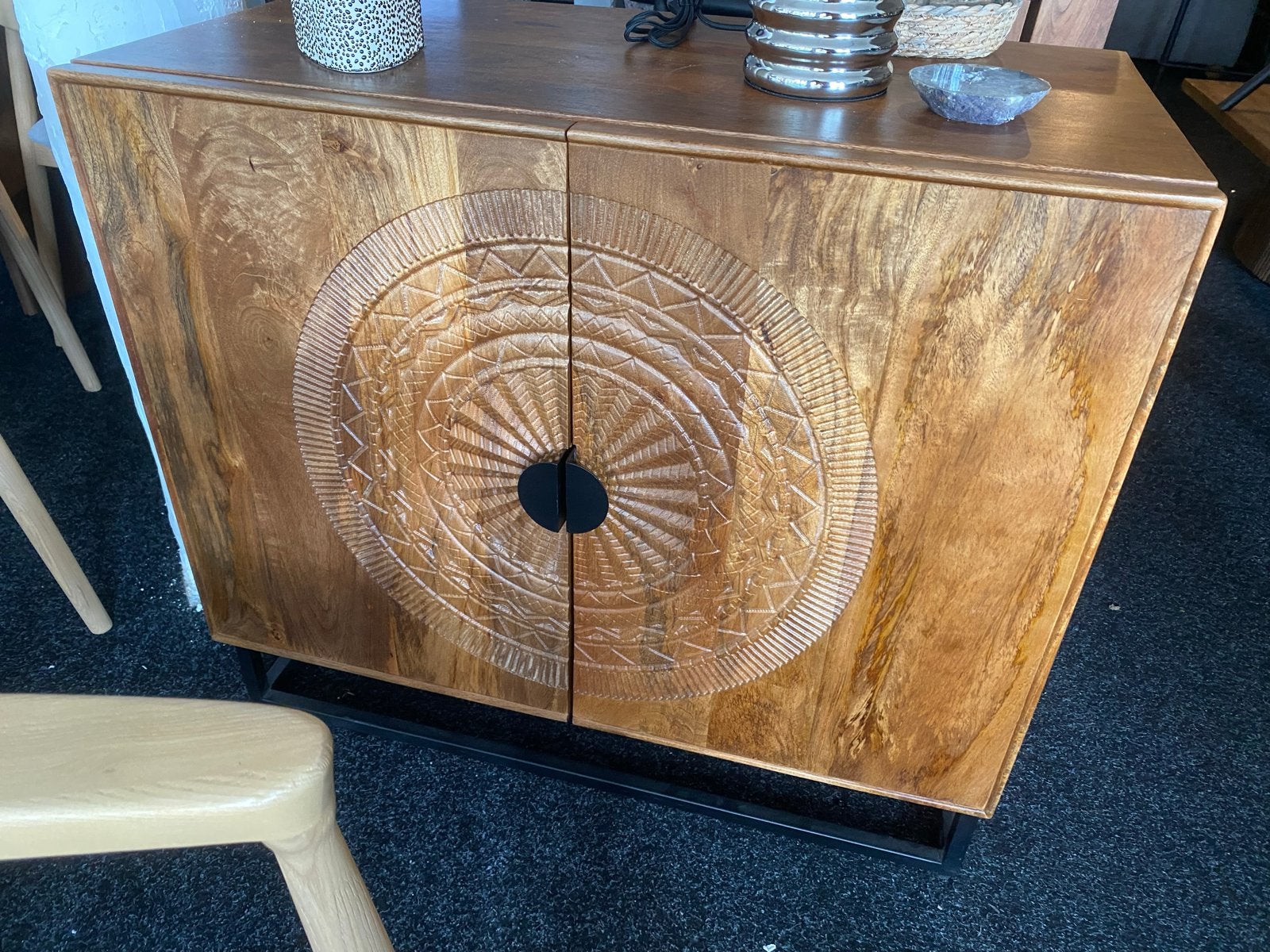 Nieuw massief mangohouten kastje met houtsnijwerk 80x90cm, Ophalen, Nieuw