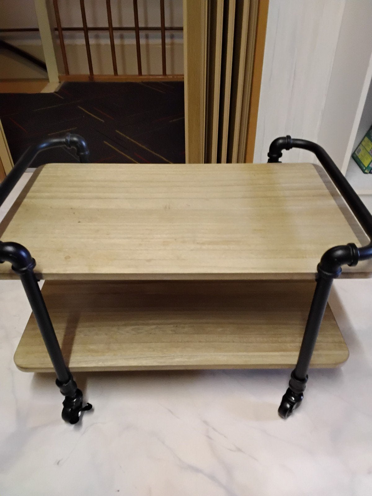 Industriële bijzettafel met houten planken en metalen frame, Huis en Inrichting, Tafels | Bijzettafels, Ophalen, Minder dan 45 cm
