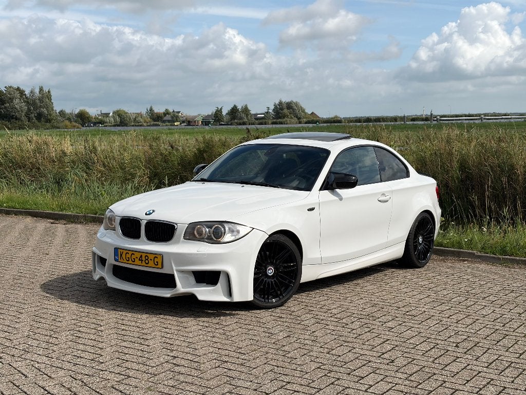BMW 1-Serie 3.0 125I Coupe AUT 2010 Wit, Auto's, Achterwielaandrijving, Zwart, 700 kg, 4 stoelen