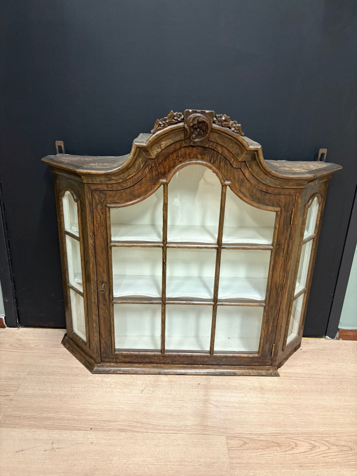 Antieke vitrine/wandkast zeer oud en handwerk, Ophalen, 50 tot 100 cm, 25 tot 50 cm, Overige houtsoorten