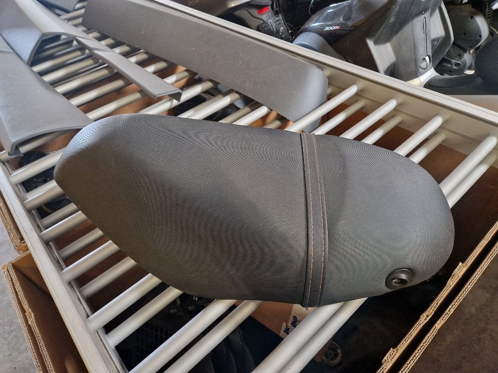 Diverse onderdelen voor Piaggio ZIP zadel klaprek buddy wiel, Ophalen, Gebruikt, Zadel, Piaggio