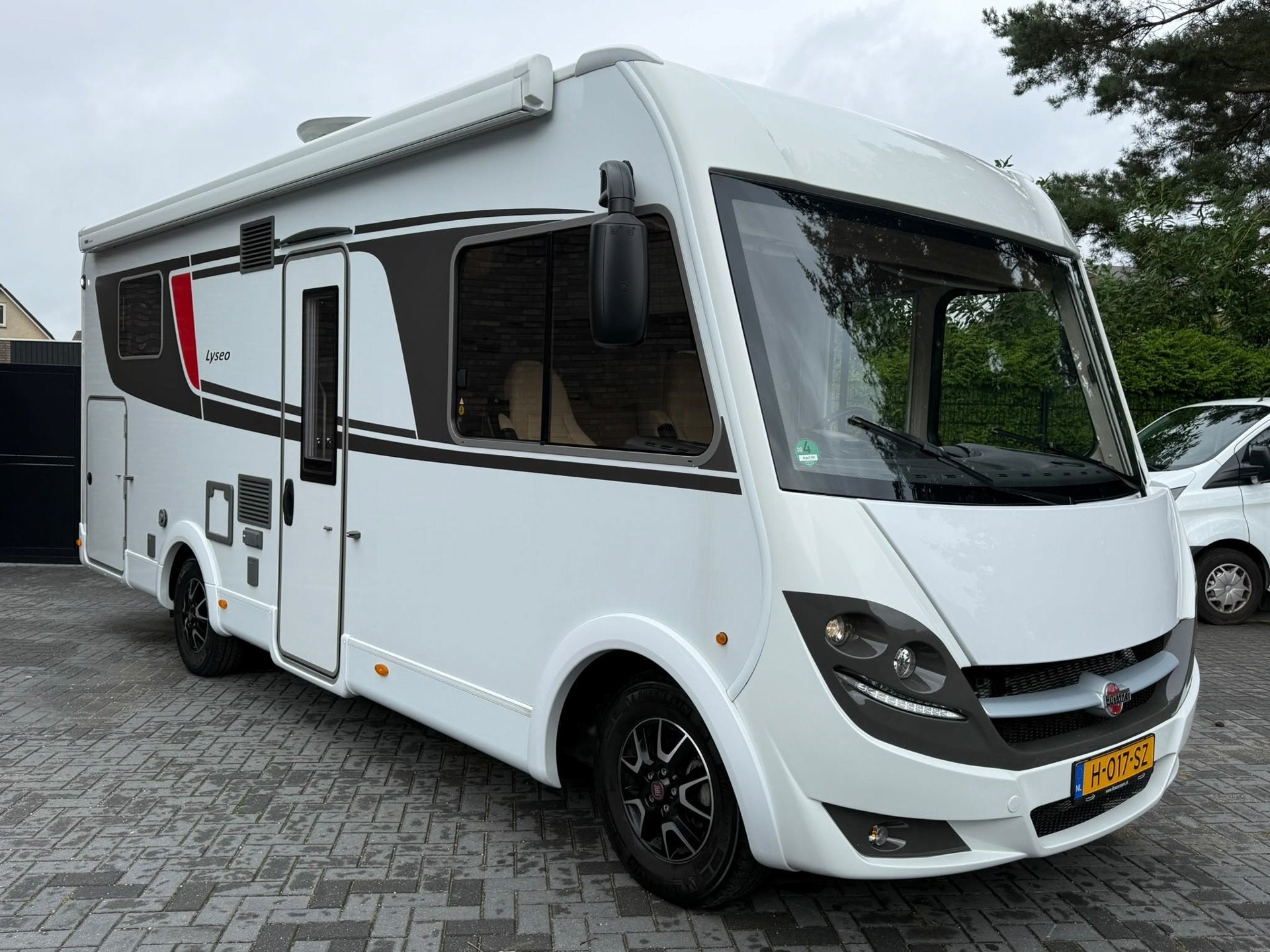 Buerstner BI7341 AUT, LEVEL SYSTEEM, AIRCO, 160PK, QUEENS BE, Automaat, Bedrijf, Diesel, Elektrische ramen