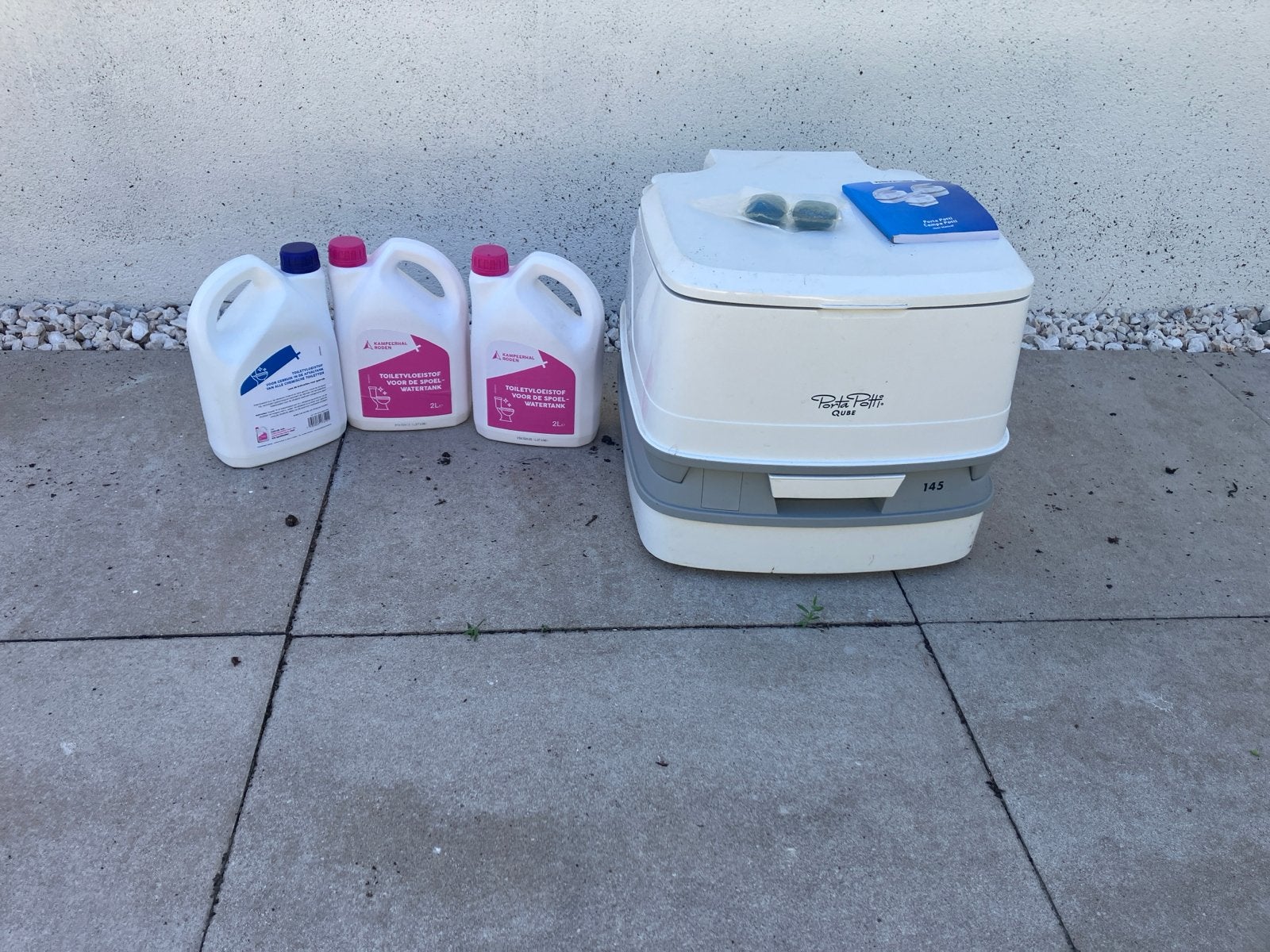 Porta Potti Qube 145 met 3 nieuwe flessen reinigingsmiddel, Ophalen, Zo goed als nieuw