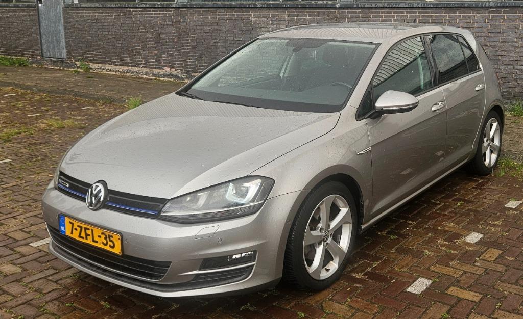 Volkswagen Golf 1.6 TDI 81KW 5D Blue Motion 2014 Grijs, Auto's, Voorwielaandrijving, Zwart, 4 cilinders, Origineel Nederlands