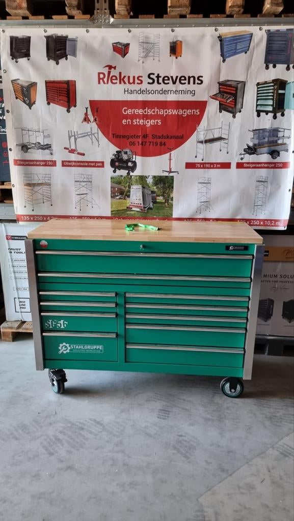 stahlgruppe gereedschapwagen Met grote sleutels en doppen