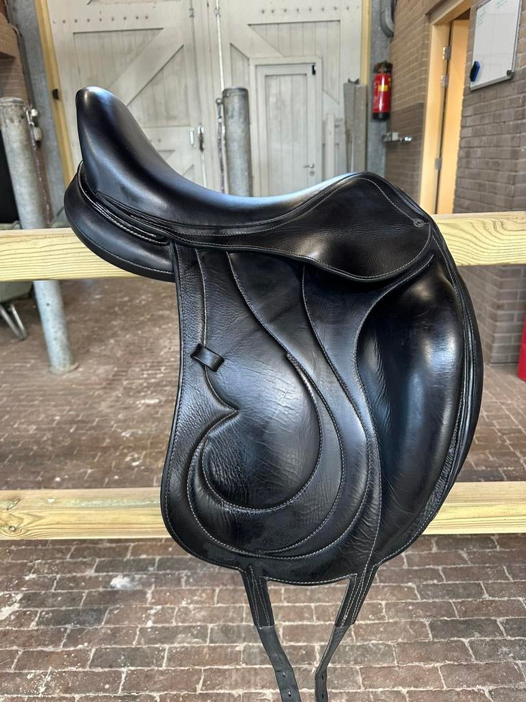 Antares Alliance 17.5 inch dressuurzadel, Dieren en Toebehoren, Paarden en Pony's | Zadels, Ophalen, Zo goed als nieuw, Dressuur