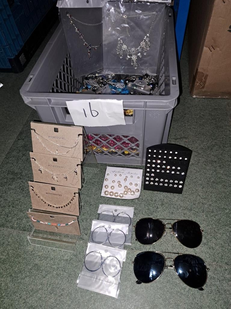 Partij sieraden nr 16. Kettingen, enkelbandjes, oorbellen., Sieraden, Tassen en Uiterlijk, Kettingen, Nieuw, Overige materialen