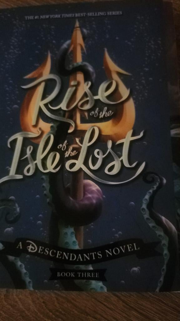 descendants rise of the isle of the lost., Boeken, Ophalen, Zo goed als nieuw