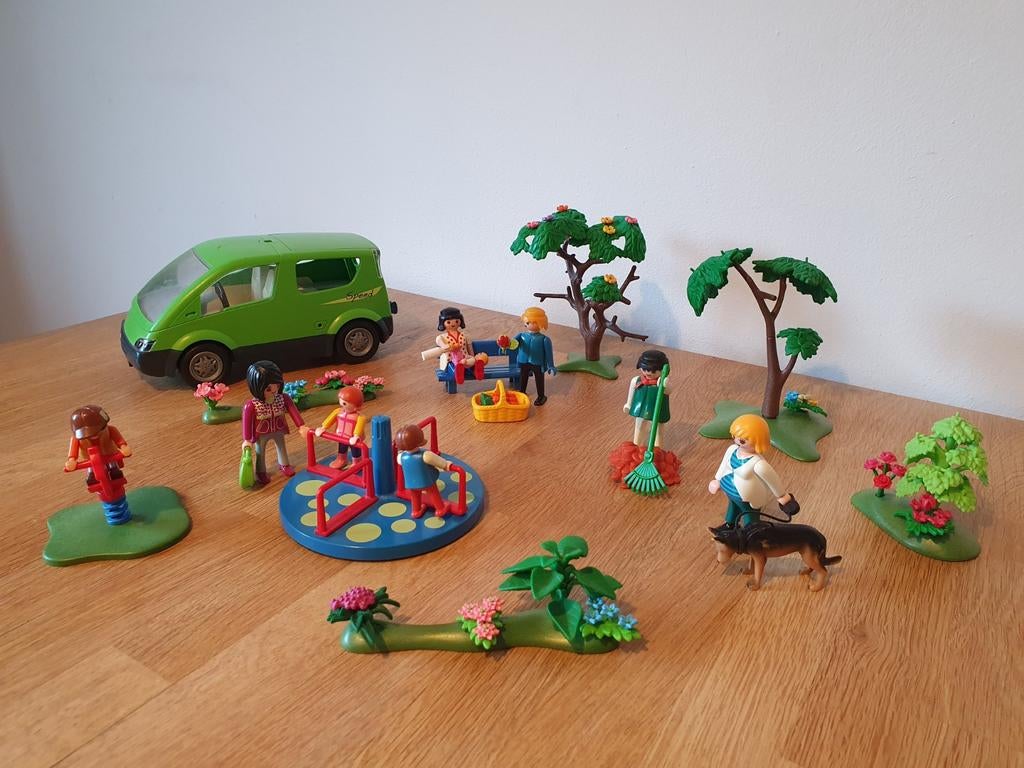 Playmobil Natuurspeeltuin met 9 figuren, auto en assecoires, Ophalen of Verzenden, Gebruikt, Complete set