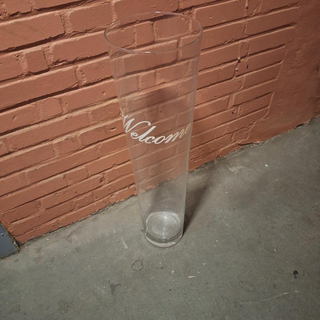 Elegante glazen vaas met 'Welcome' opschrift, Huis en Inrichting, Woonaccessoires | Vazen, Overige kleuren, Ophalen of Verzenden