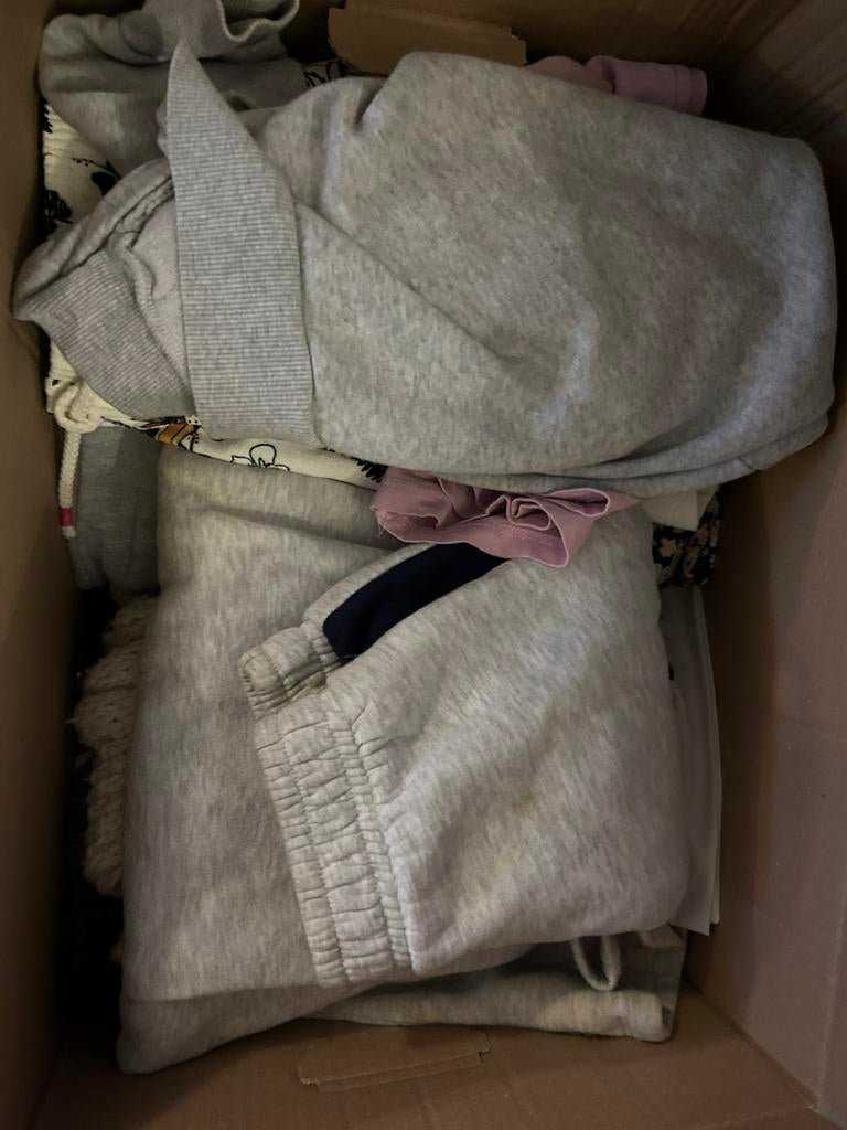 Doos  en  5 tassen meisjeskleding 134/140, Kinderen en Baby's, Kinderkleding | Maat 134, Ophalen, Zo goed als nieuw, Meisje, Overige typen