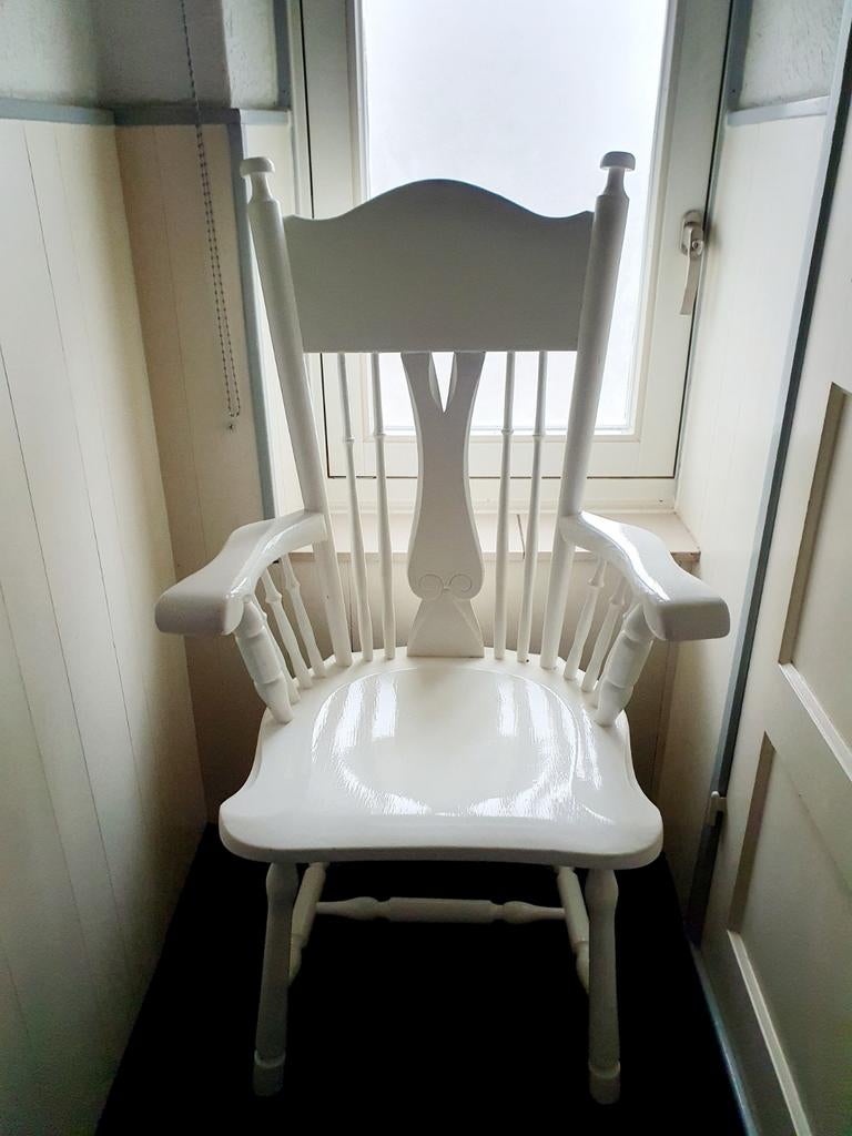 Mooie houten stoel voor babykamer, Kinderen en Baby's, Kinderkamer | Tafels en Stoelen, Ophalen, Zo goed als nieuw, Stoel(en)