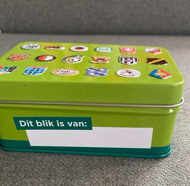 Bewaardoosje plus Eredivisie club Stickers, Ophalen, Zo goed als nieuw, Sport