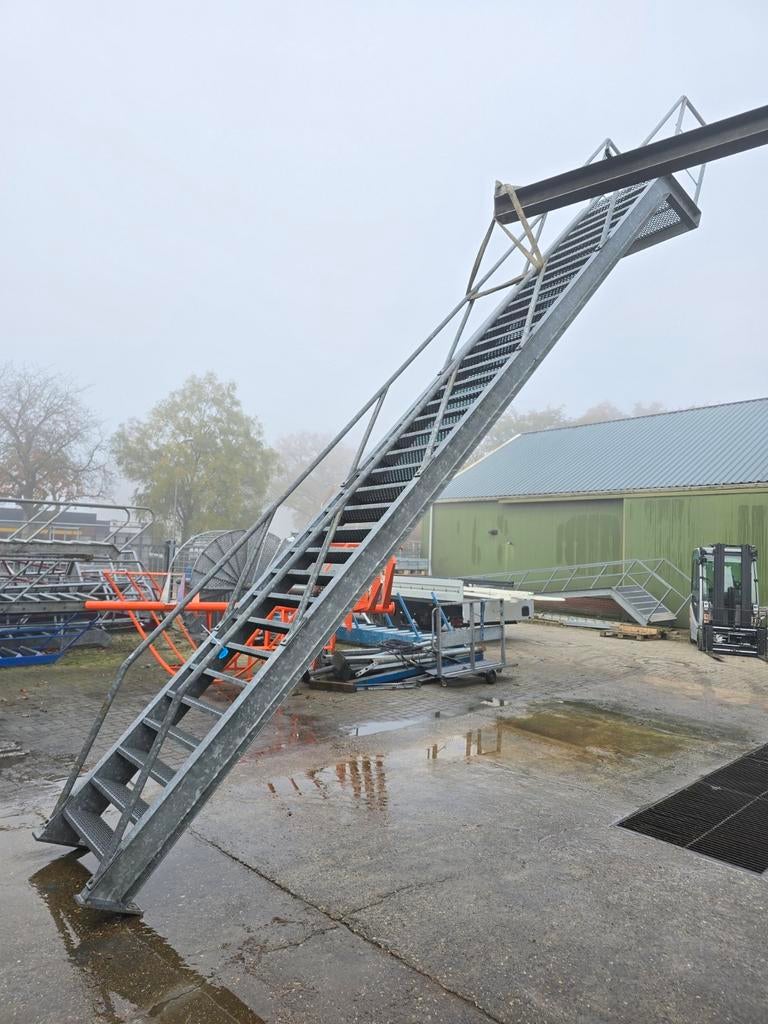 Stalen trap met bordes gegalv hoog 6.4mtr nob163, Ophalen, Zo goed als nieuw, 2 tot 4 meter