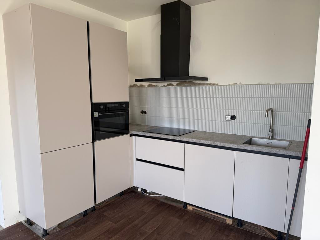 Zo goed als nieuwe Duitse hoekkeuken met inbouwapparatuur, Huis en Inrichting, Keuken | Complete keukens, Ophalen, Wit, Hoekkeuken