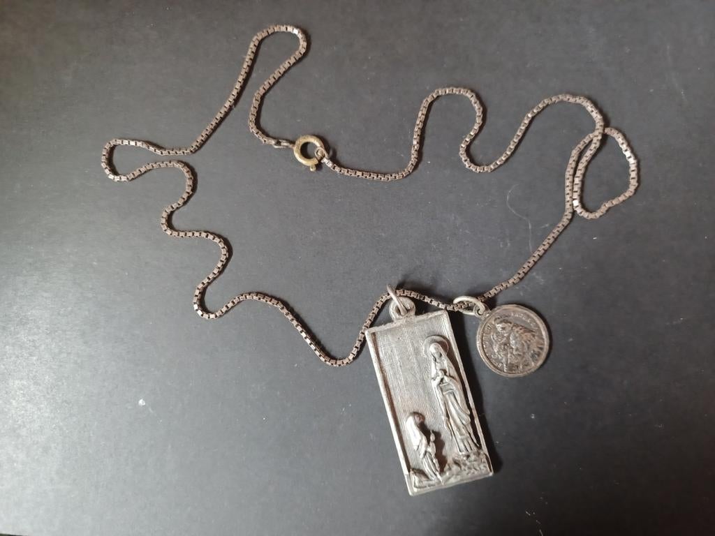 Religieuze hangertjes aan ketting, Ophalen