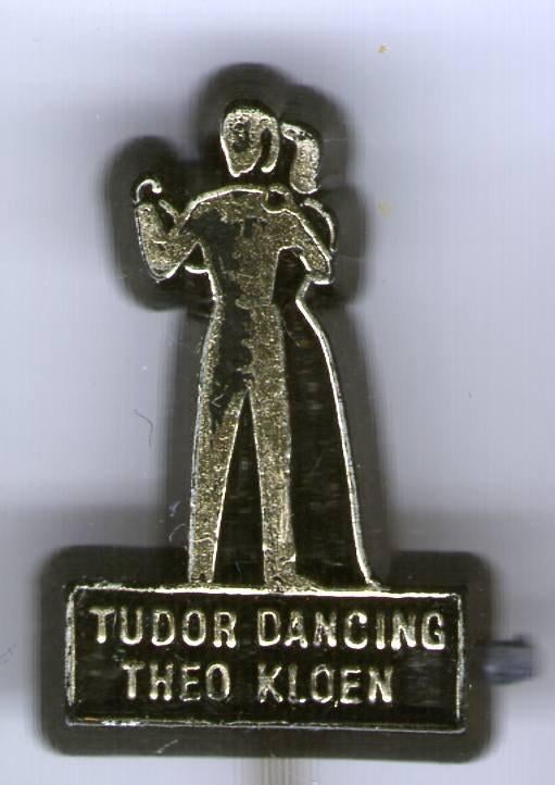 Tudor dancing Theo Kloen zwartplastic speldje ( X_118 ), Verzenden, Zo goed als nieuw, Merk, Speldje of Pin
