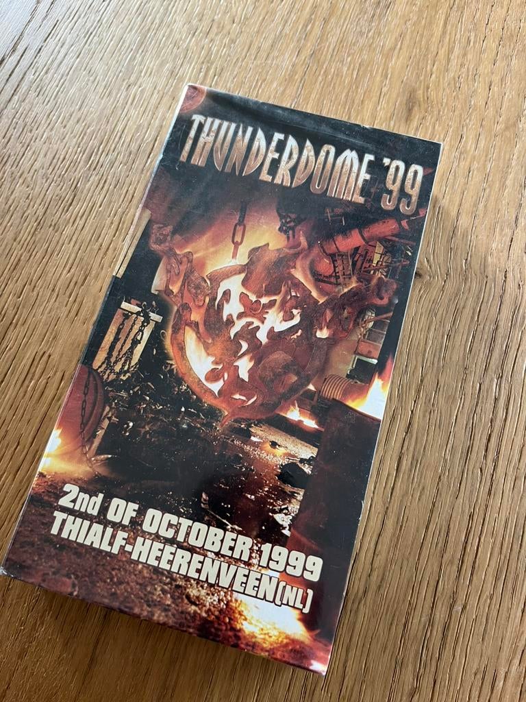 Thunderdome ’99 videoband, Cd's en Dvd's, VHS | Documentaire, Tv en Muziek, Alle leeftijden, Ophalen of Verzenden, Zo goed als nieuw