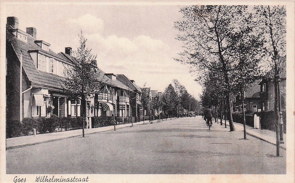Goes - Wilhelminastraat met fietser, Ophalen of Verzenden, 1940 tot 1960, Ongelopen, Zeeland
