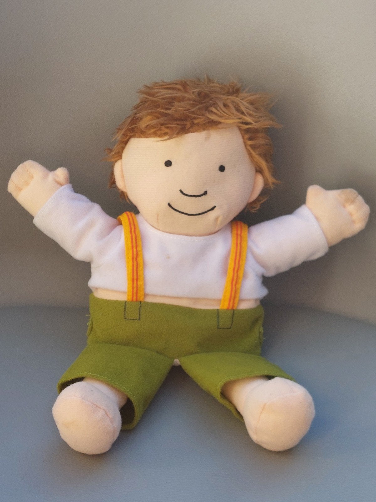 Knuffelpopje jongen met groene broek en bretels, Kinderen en Baby's, Overige merken, Overige karakters, Overige typen, Ophalen of Verzenden