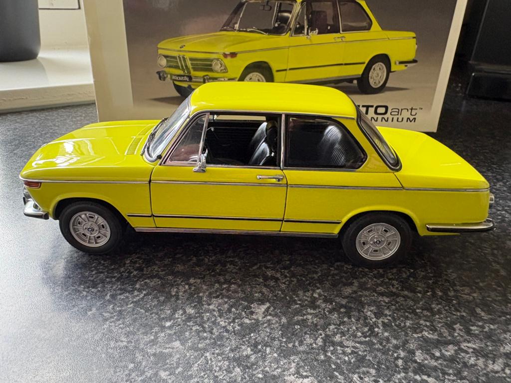 Autoart Millenium BMW 2002 Tii Geel, Schaal 1:18, Ophalen of Verzenden, Zo goed als nieuw, Auto, Autoart
