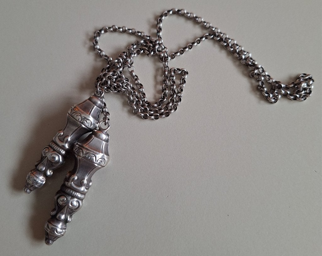 Zilveren breipendoppen met ketting (19e eeuw), Ophalen of Verzenden, Zilver, Ketting