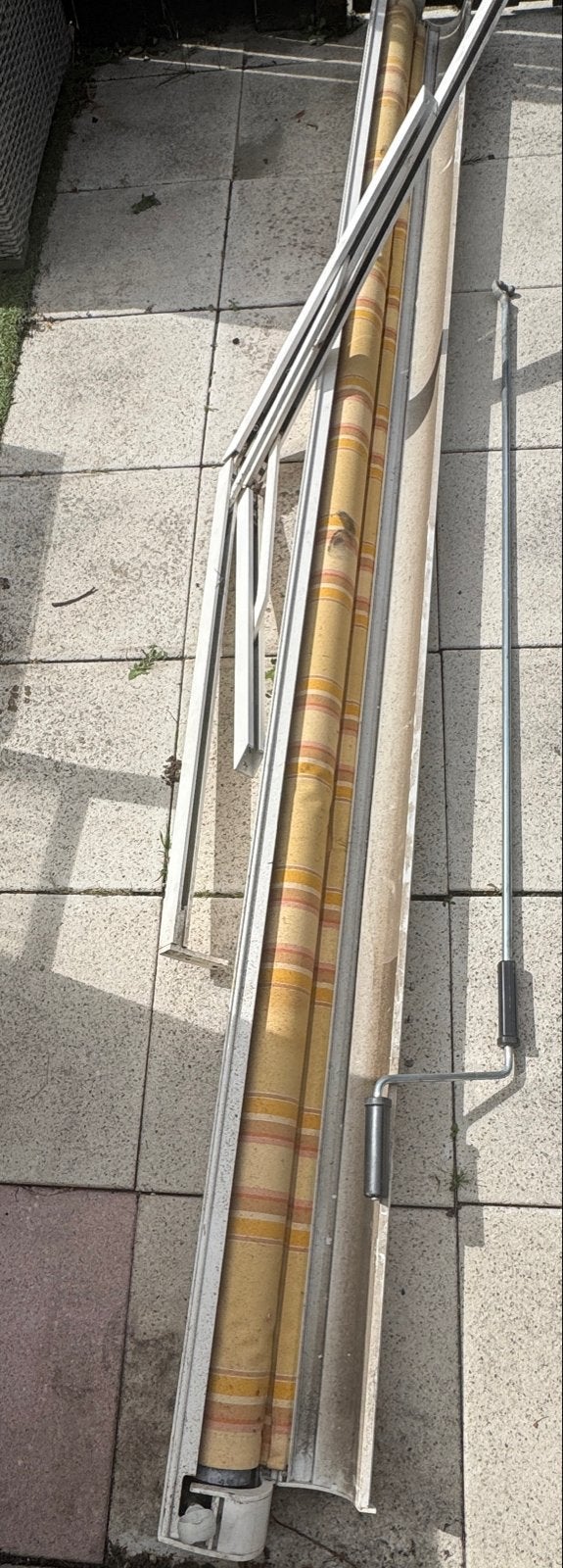 Gebruikt knikarmscherm, geel/rood gestreept, Ophalen, Gebruikt, 250 cm tot 450 cm, Knikarmscherm