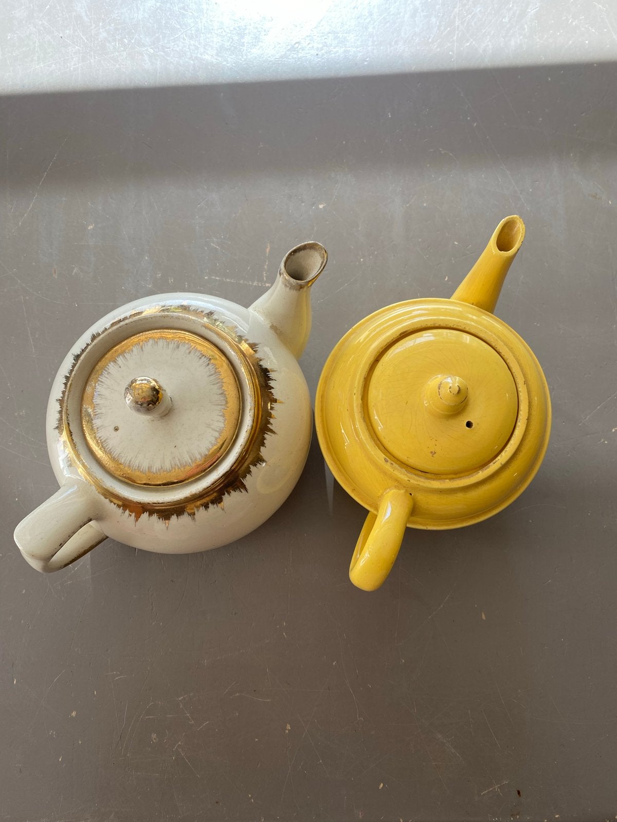 Set van 2 Brocante Theepotjes - Crème en Geel, Ophalen of Verzenden