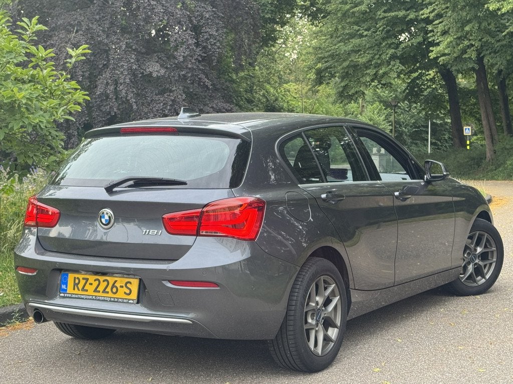 BMW 1 Serie 118 i 5 DRS, 11.000 km p/jr ! EXTREEM MOOI, Euro 6, Bedrijf, 3 cilinders, Zilver of Grijs