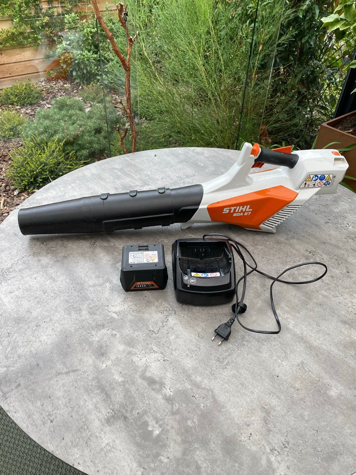 Stihl BGA 57 Accu Bladblazer met Accu en Lader, Ophalen of Verzenden, Zo goed als nieuw, Accu, Handgedragen