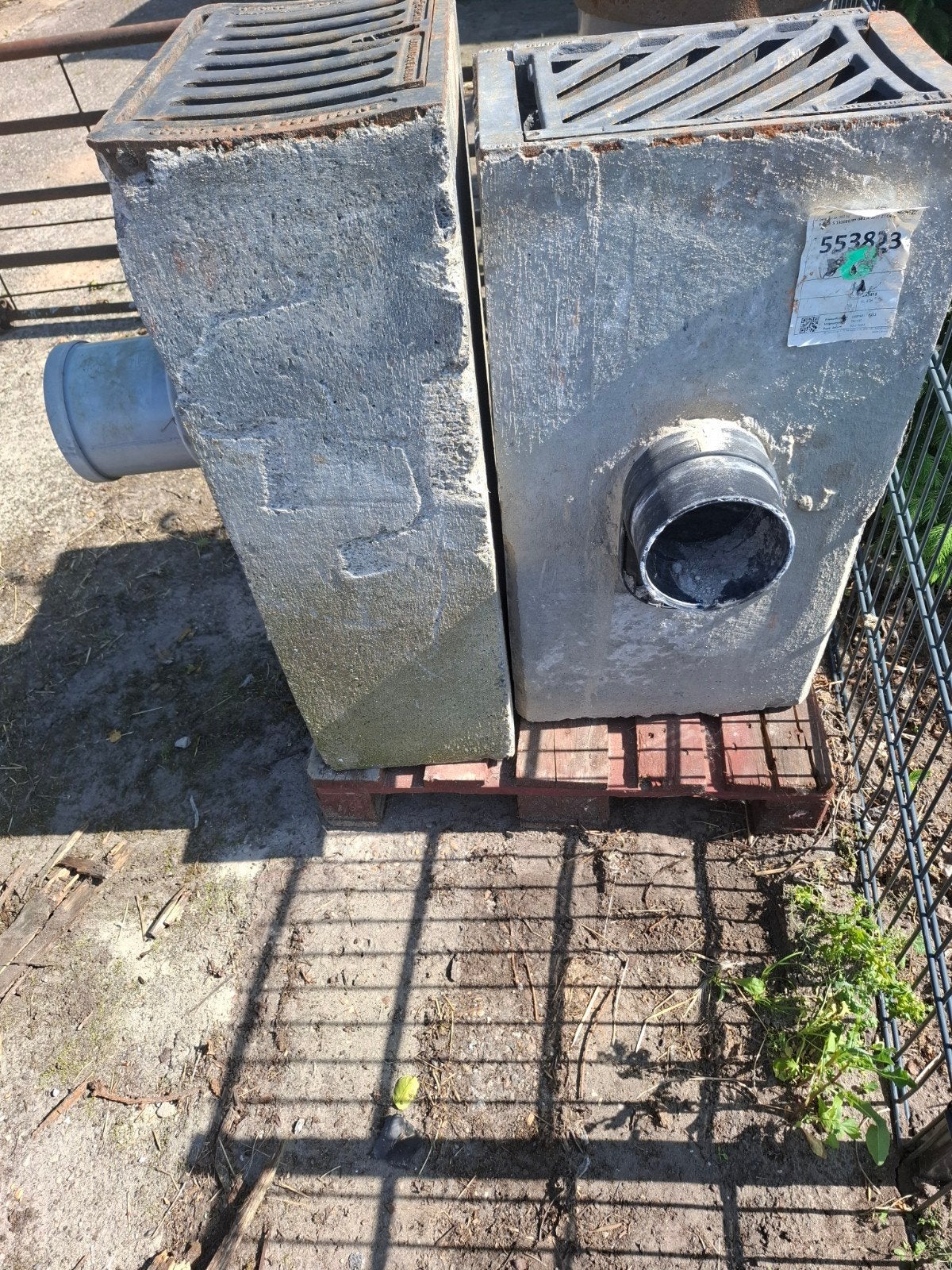 TE KOOP 2 BETONNEN STRAATKOLKEN EN 1 PVC TREKPUT, Ophalen, Afvoer, Pvc, Minder dan 2 meter