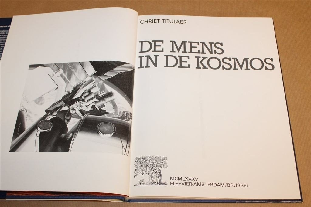 De Mens in de Kosmos — Chriet Titulaer, Ruimteonderzoek, Ophalen of Verzenden, Gelezen, Natuurwetenschap