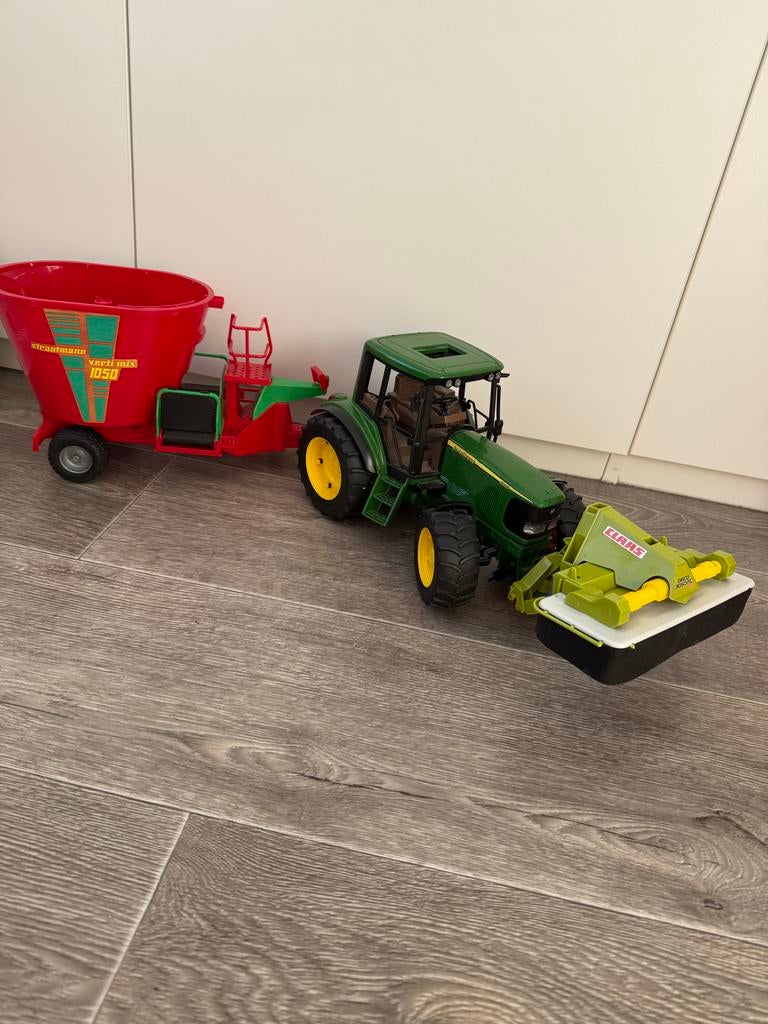 Bruder tractor John Deere met Claas maaier en Steigmann aanh, Ophalen of Verzenden, Gebruikt