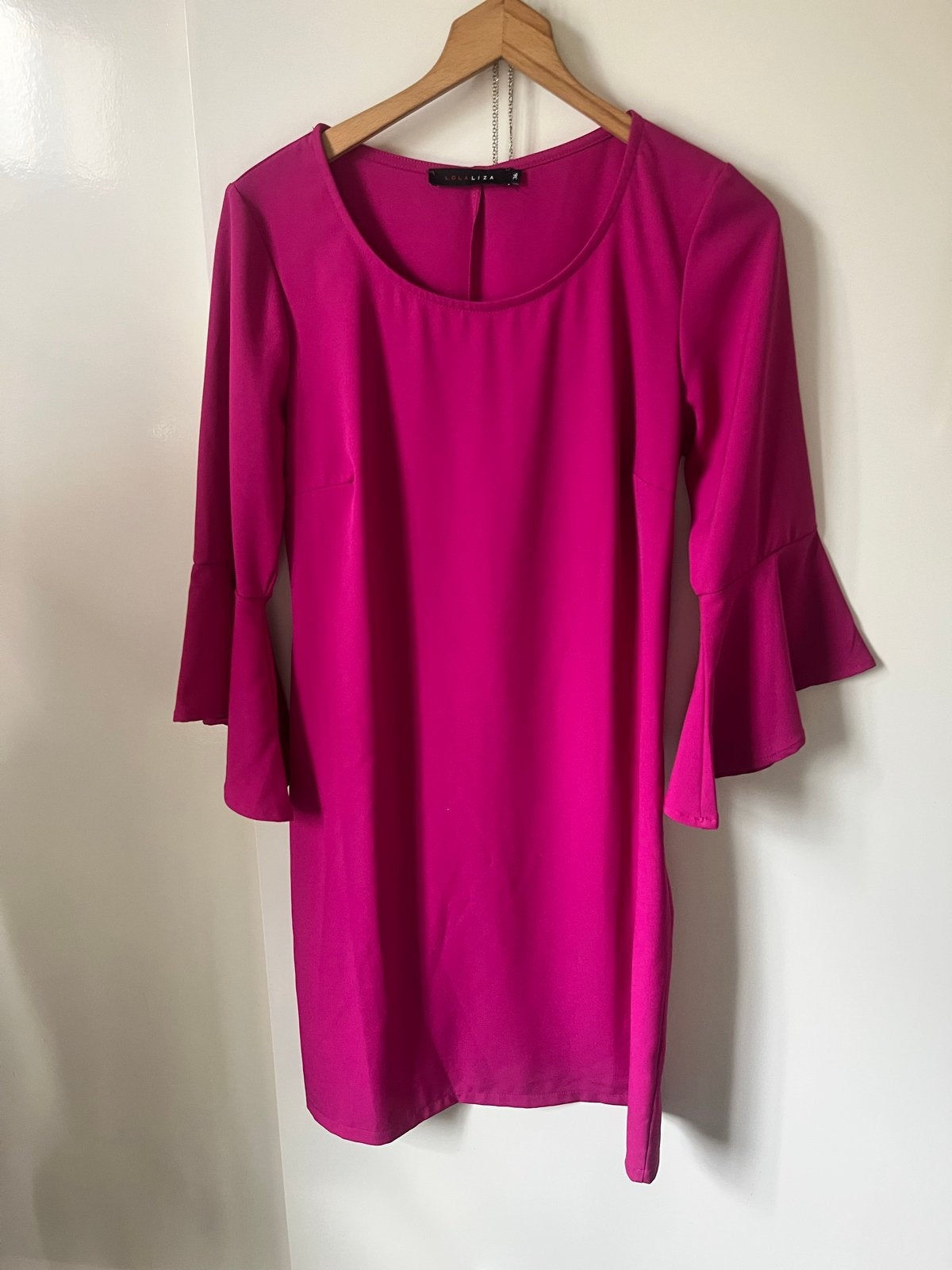 LolaLiza fuchsia jurk met trompetmouwen, Ophalen of Verzenden, Zo goed als nieuw, Roze, Maat 36 (S)