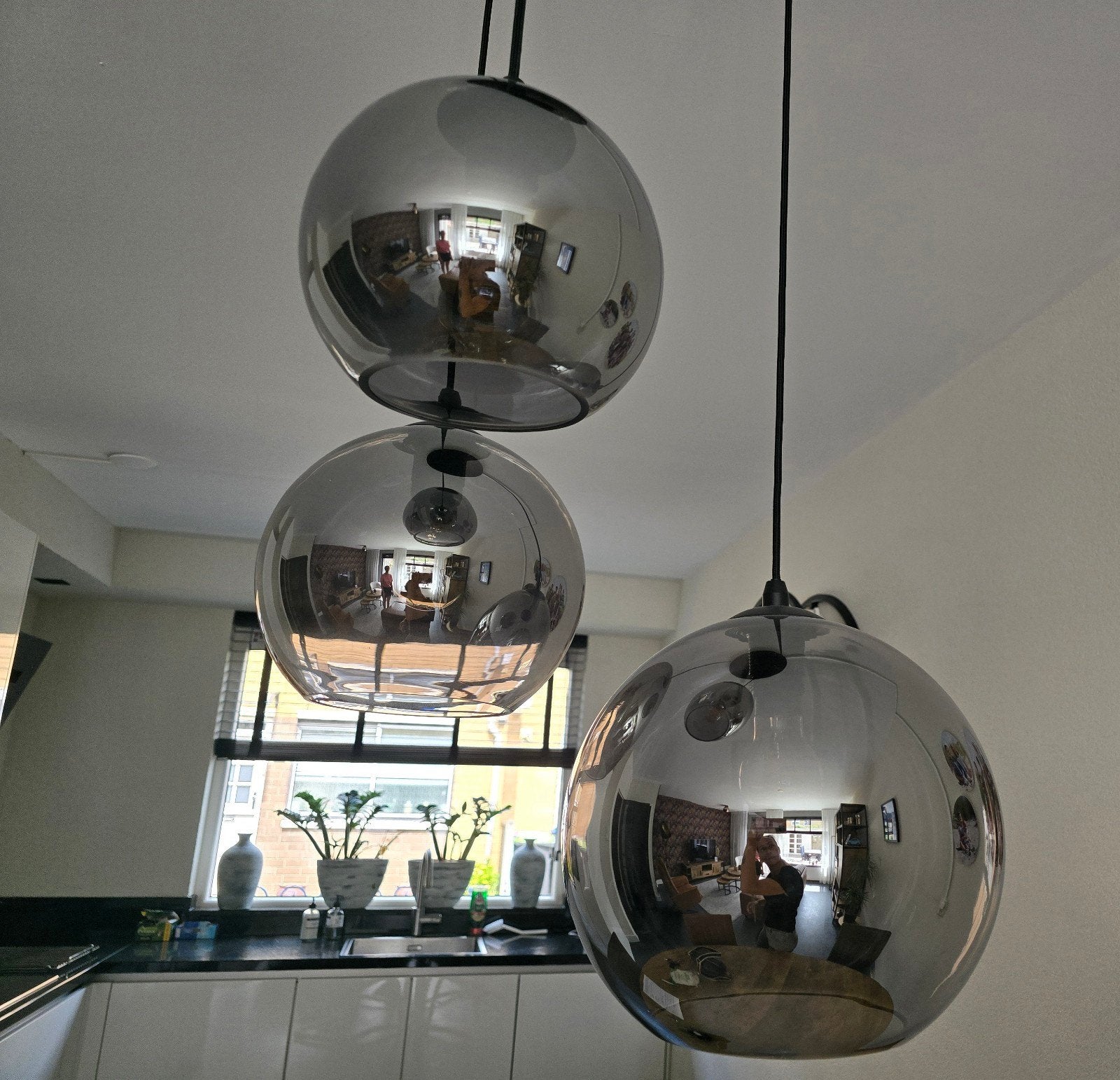 Moderne hanglamp met 3 bollen - Zo goed als nieuw, Huis en Inrichting, Lampen | Hanglampen, Ophalen, Zo goed als nieuw, Glas, 75 cm of meer