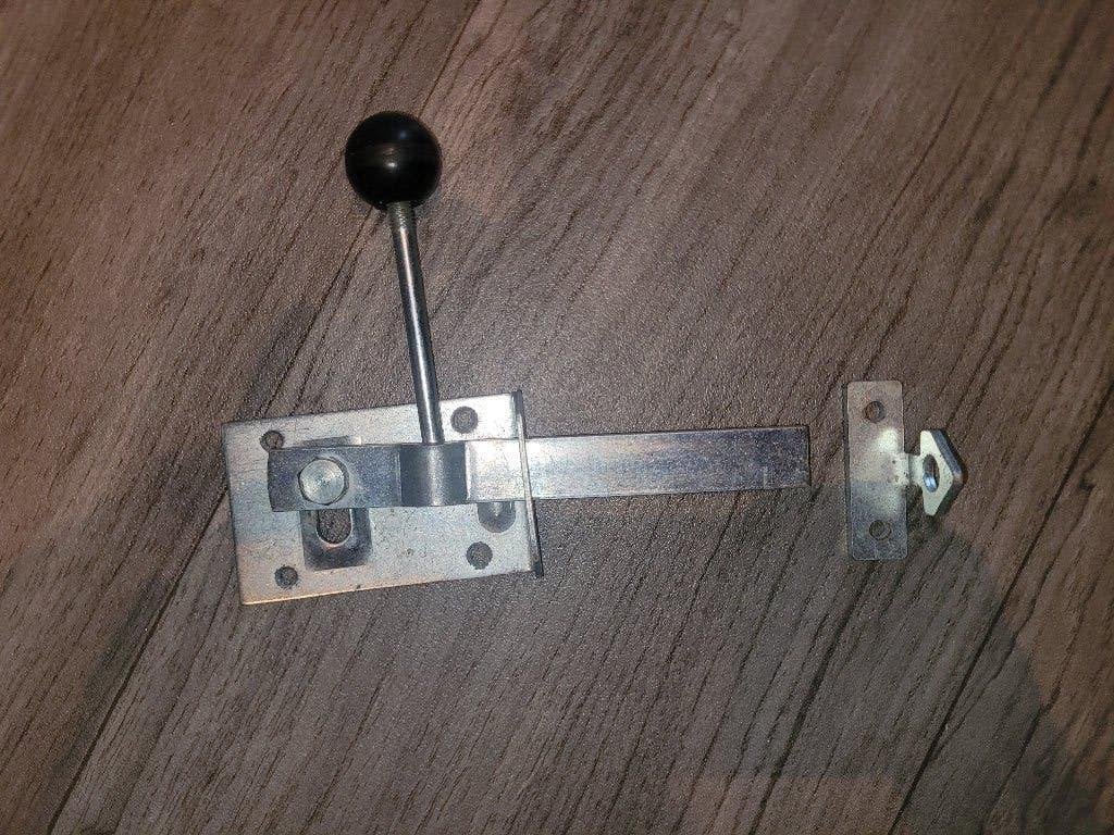 Metalen schuifgrendel met zwarte knop, Doe-het-zelf en Verbouw, Ophalen of Verzenden, Overige materialen, Overige typen