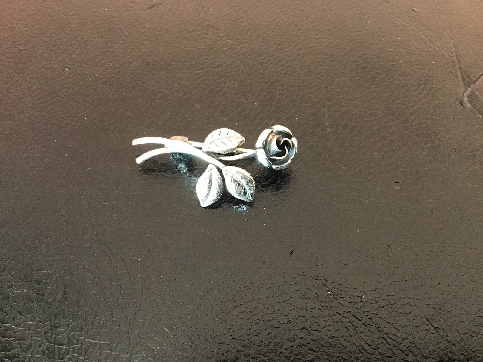 Zilveren broche met roos motief, Minder dan 4 cm, Nieuw, Ophalen of Verzenden, Zilver