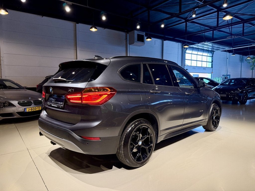 BMW X1 sDrive18i Advantage Aut Navi|Carplay|Xenon|PDC Grijs!, Gebruikt, Huisgarantie, Met garantie (alle), Bedrijf