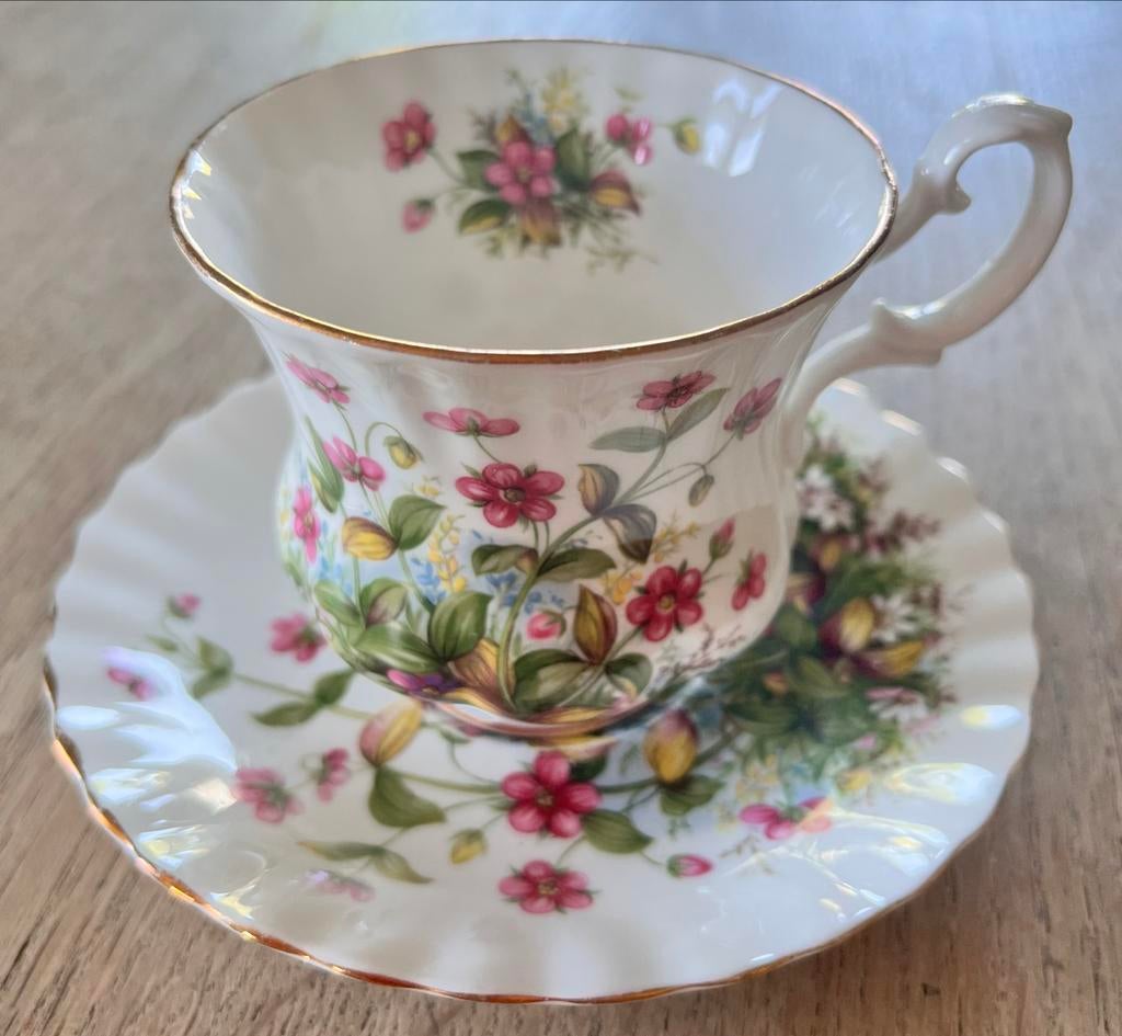 Richmond Bone China kop en schotel met bloemendecor, Ophalen