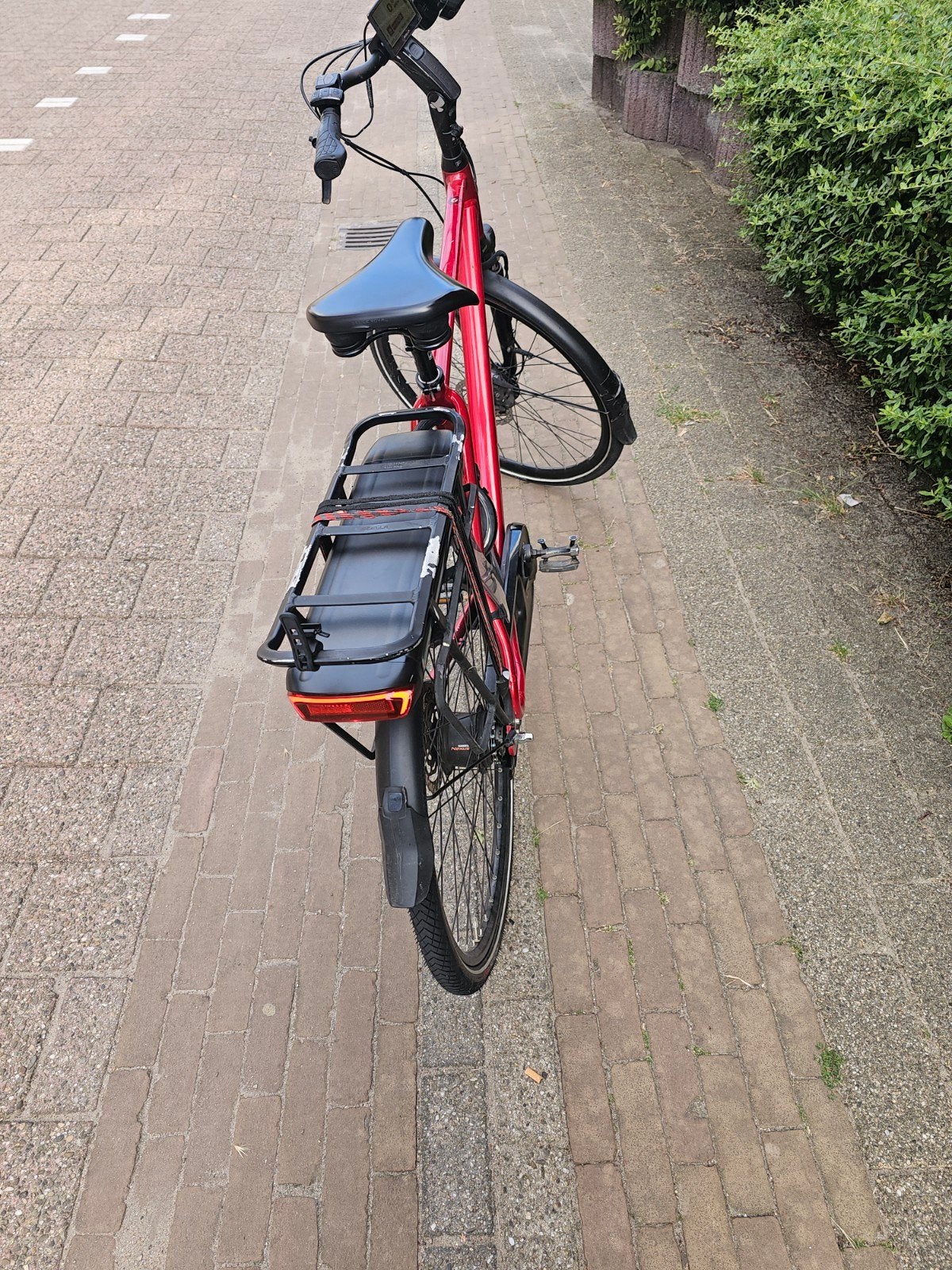 Rode elektrische fiets met defecten, Fietsen en Brommers, Fietsen | Dames | Damesfietsen, Ophalen of Verzenden
