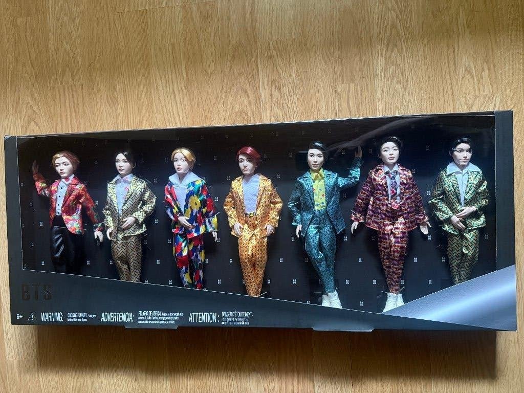 BTS Mattel Prestige Doll Set –  7 Member Collection, Ophalen of Verzenden, Zo goed als nieuw
