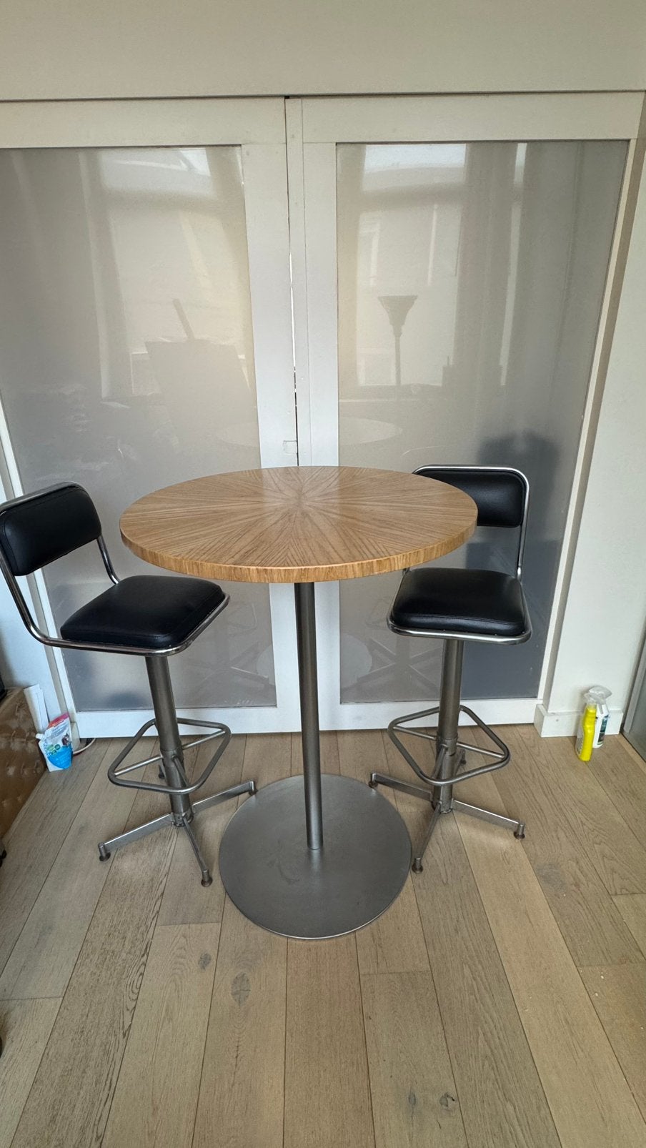 Unieke bartafel met 2 amerikaanse barkrukken, Ophalen, Gebruikt, Met voetsteun, 60 tot 90 cm