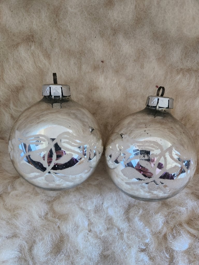 2x Vintage kerstbal - bloemenmotief - GDR, Ophalen of Verzenden, Gebruikt