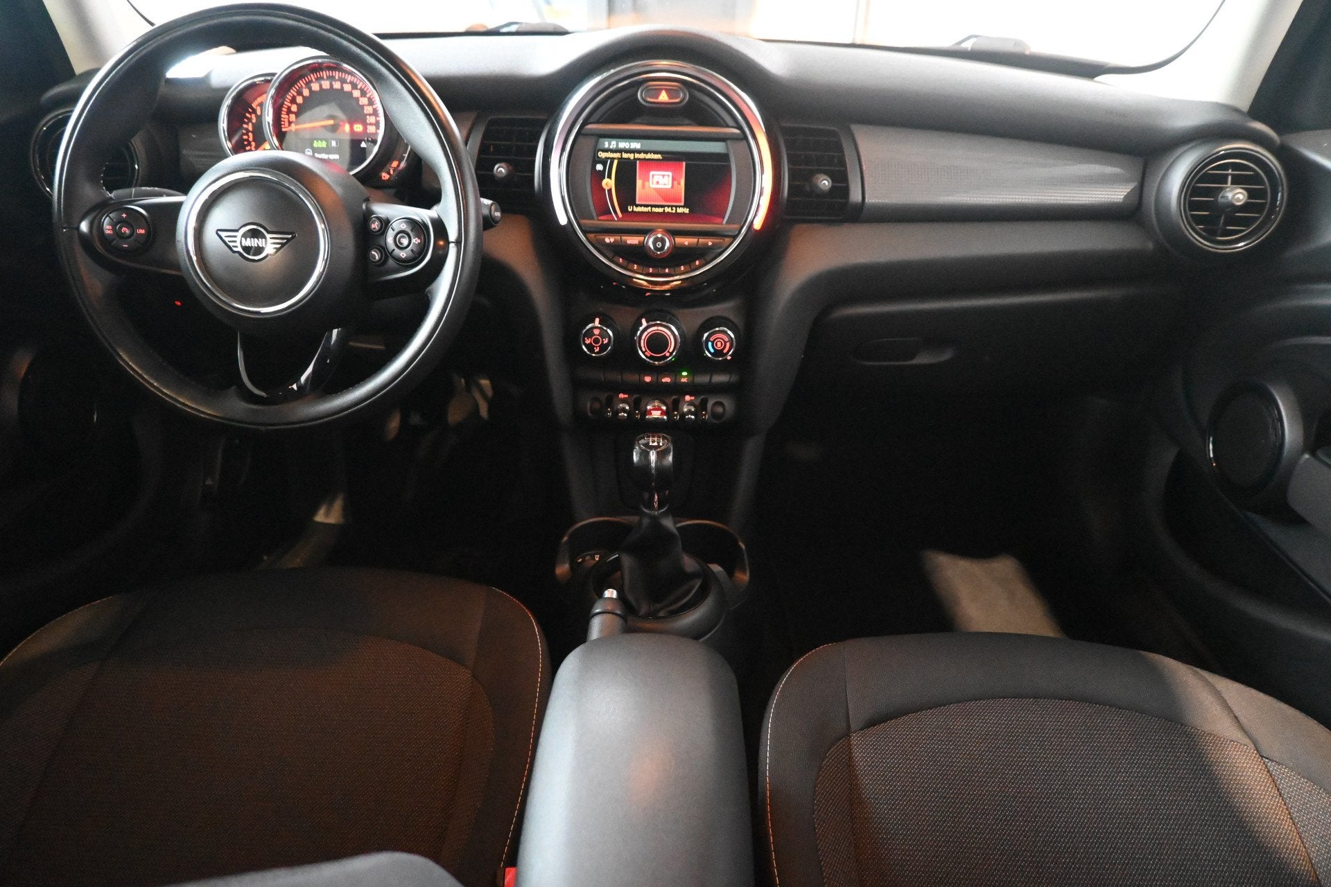 MINI Mini 1.5 Cooper Airco Navigatie LED Cruise Control Dire, Voorwielaandrijving, 1160 kg, Gebruikt, Zwart