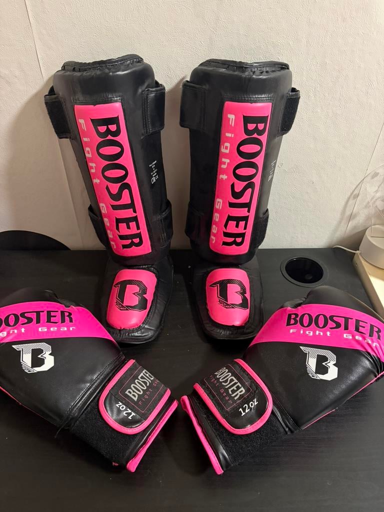 Bokshandschoenen en scheenbeschermers set, Sport en Fitness, Ophalen of Verzenden, Zo goed als nieuw, Bokshandschoenen