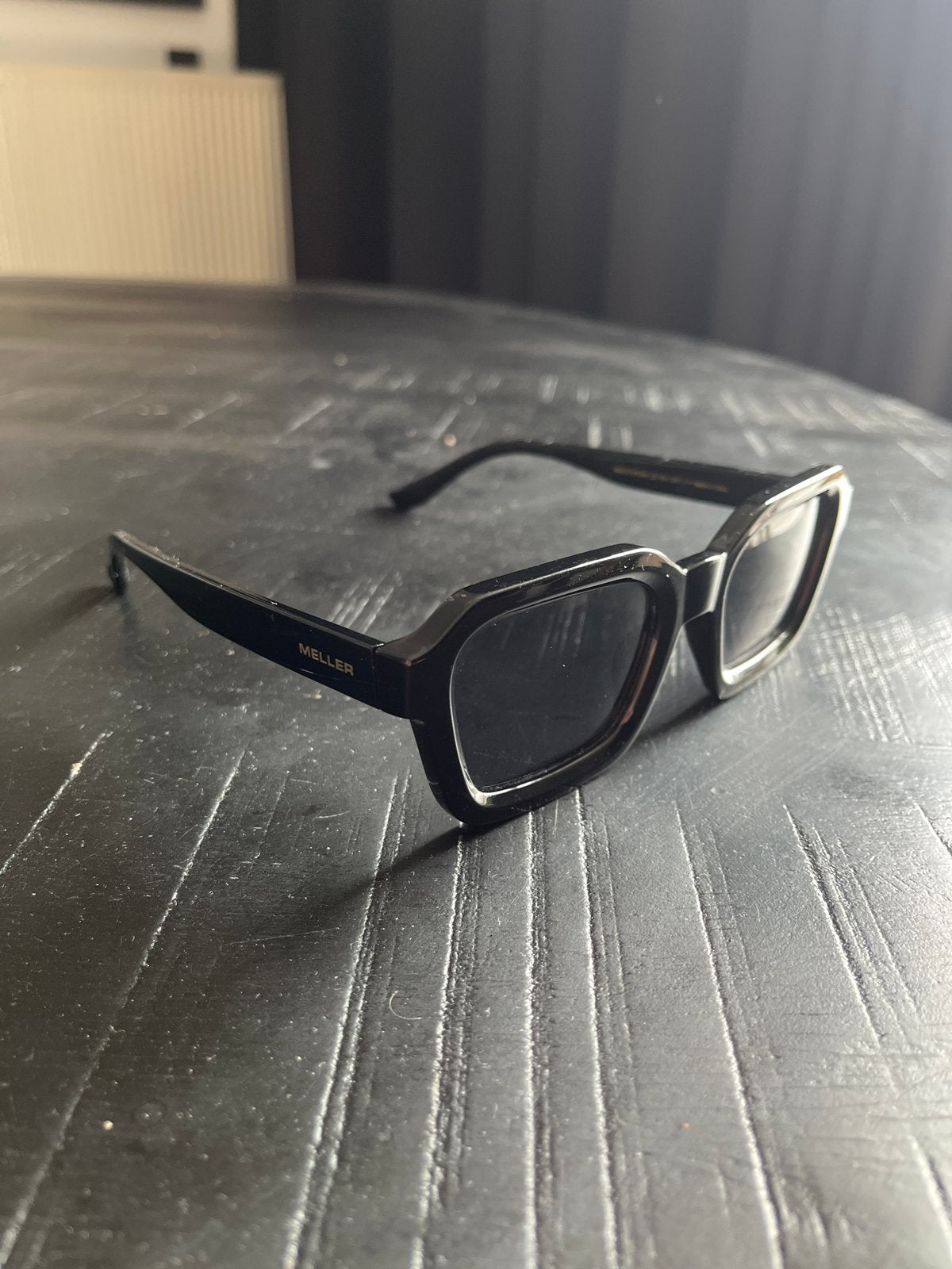 Meller Zonnebril Zwart Black Thrift Big Sunglasses / Sunnies, Overige merken, Zonnebril, Zwart, Ophalen of Verzenden